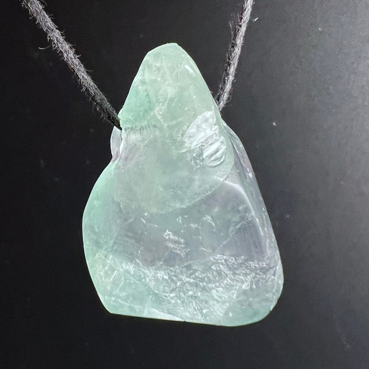 Fluorit Anhaenger mintgruen bis klar, tropfenfoermig mit rauer unpolierter Oberseite und glatter Basis | Happy Minerals