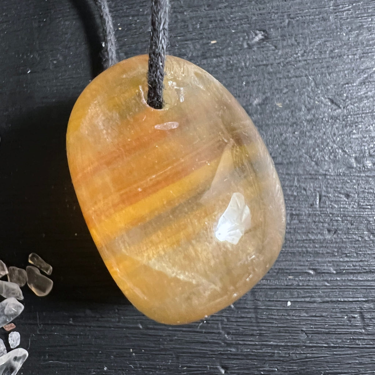Gelber Fluorit Anhaenger, honigfarben mit orangen Bandstreifen, polierte Freiform, transparenter Glanz | Happy Minerals