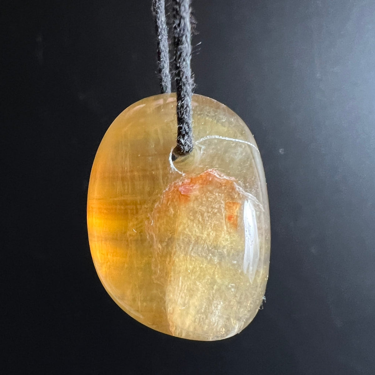 Gelber Fluorit Anhaenger, ovale Form, honigfarben mit weissen Schlieren und orangem Einschluss, hochglanzpoliert | Happy Minerals