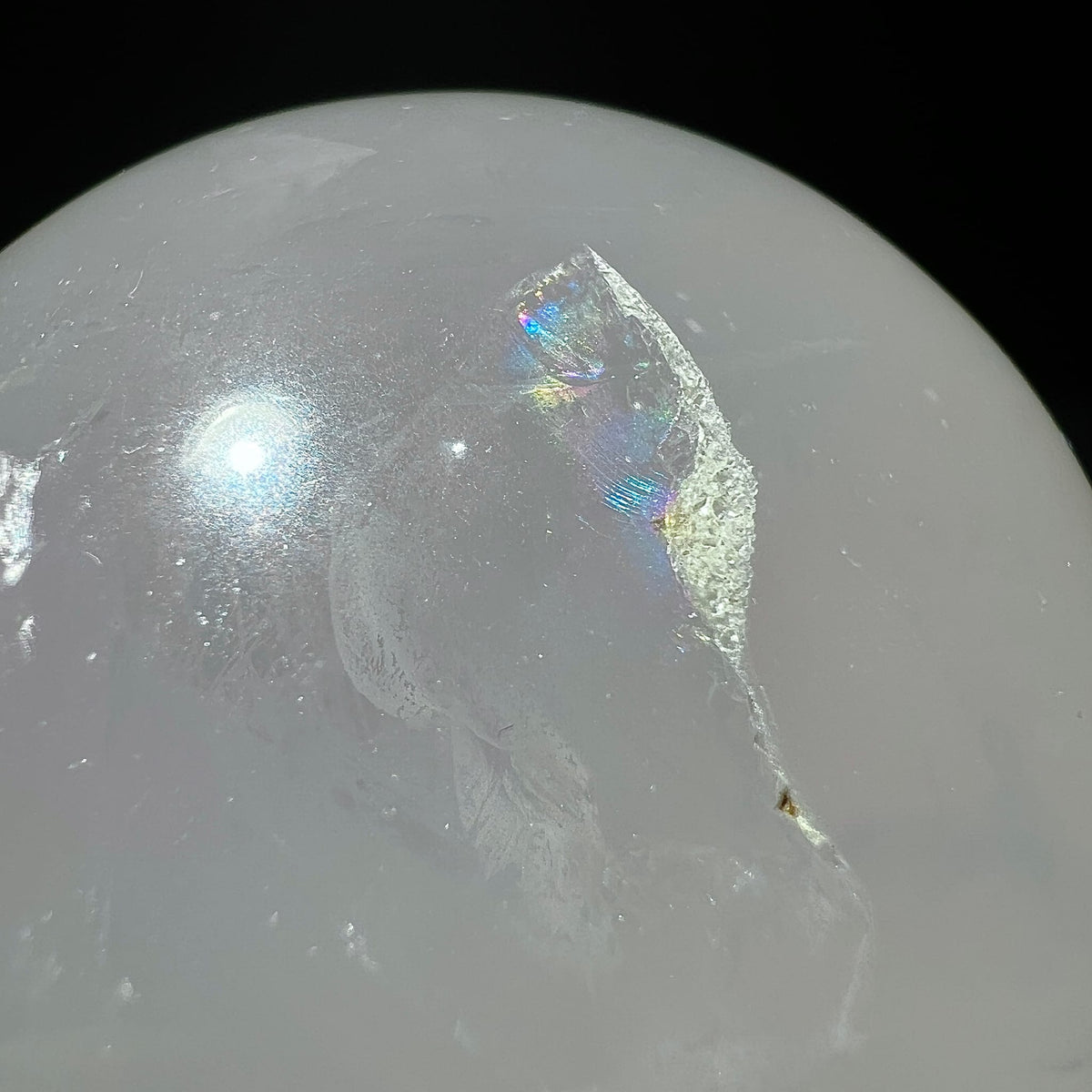 Girasol Kugel milchig-grau mit internem Riss und blau-violettem Regenbogen-Asterismus, polierte Oberflaeche | Happy Minerals