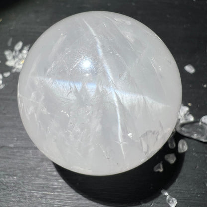Girasol Kugel milchig-transluzent mit sternfoermigem Lichtstrahl und feinen inneren Faserlinien, poliert | Happy Minerals