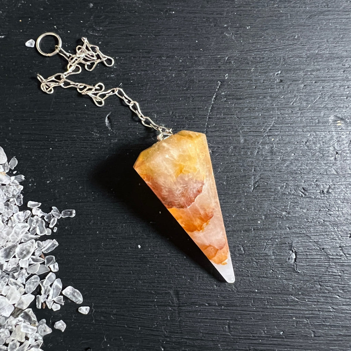 Pendel in Facettenform, goldgelb bis orange-rot mit weisser Spitze, an Silberkette | Happy Minerals