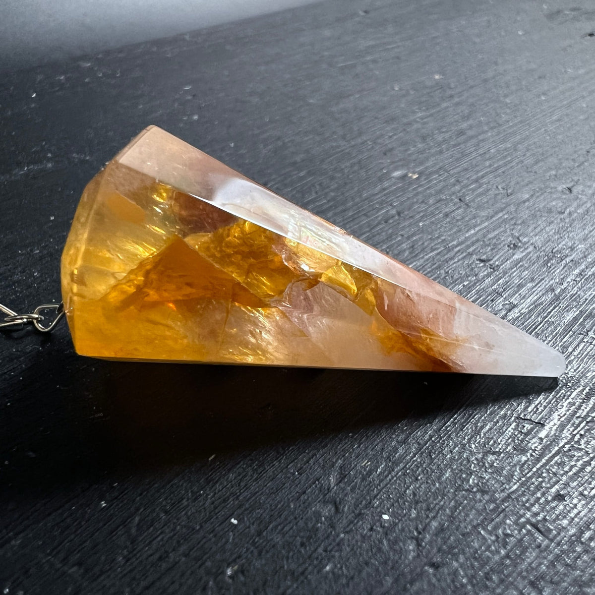 Golden Healer Pendel, facettierte Spitze mit goldgelben Limonit-Einschlüssen in klarem Bergkristall | Happy Minerals