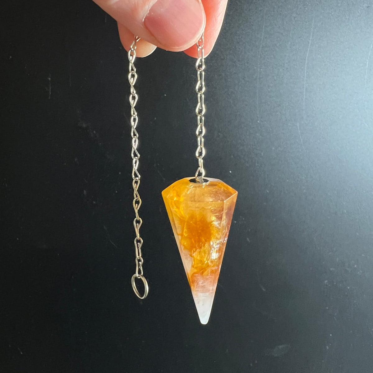 Pendel in Kegelform mit goldgelben Limonit-Einschlüssen in klarem Bergkristall, Spitze transparent | Happy Minerals
