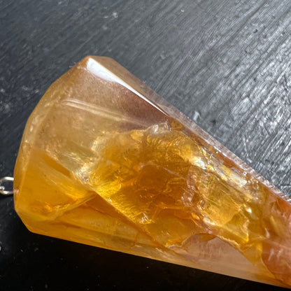 Golden Healer Pendel, facettierte Spitze, honiggelb-orange mit bernsteinfarbenen Einschluessen und Glanz | Happy Minerals
