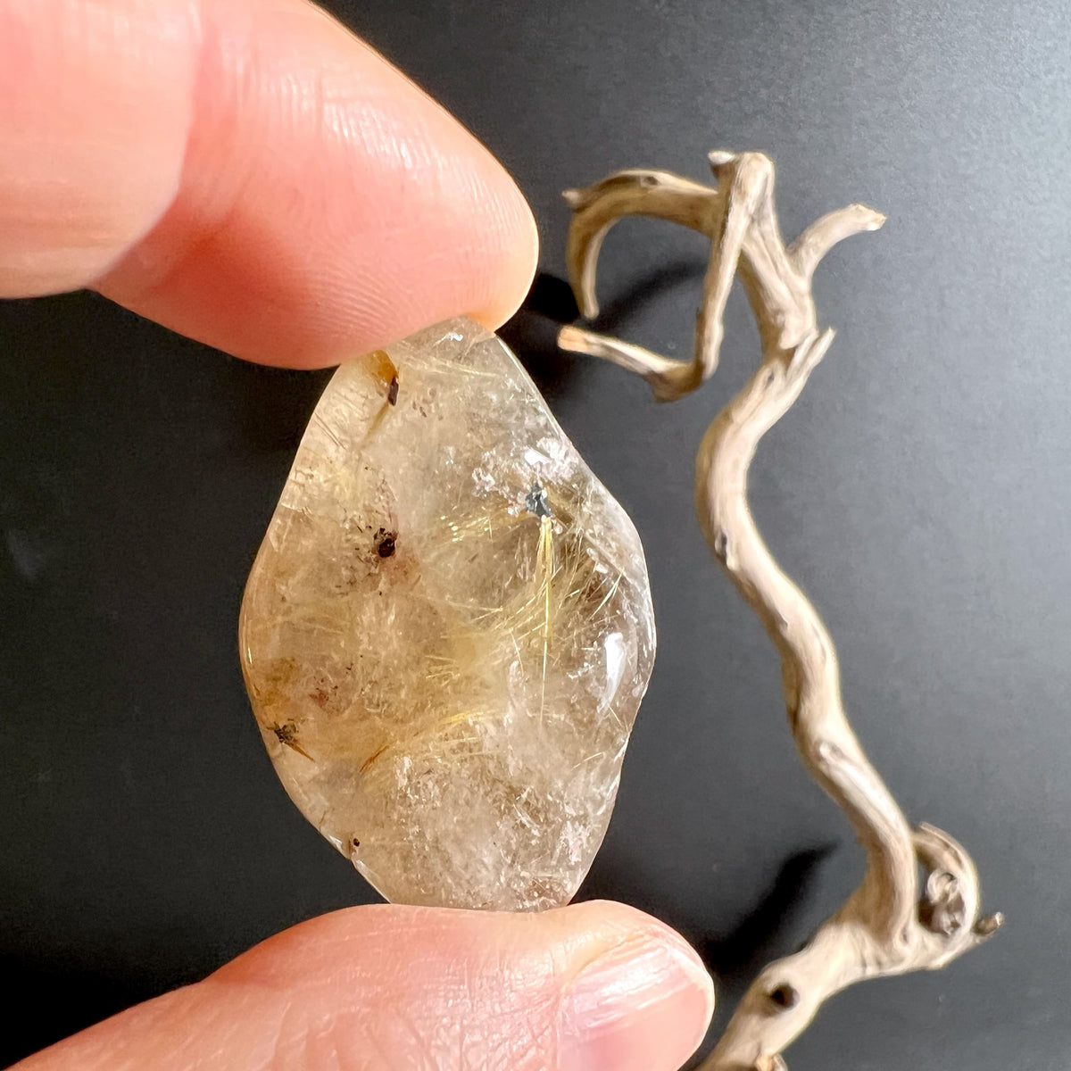 Goldrutil Bergkristall Trommelstein 25 mm aus Brasilien | Happy Minerals