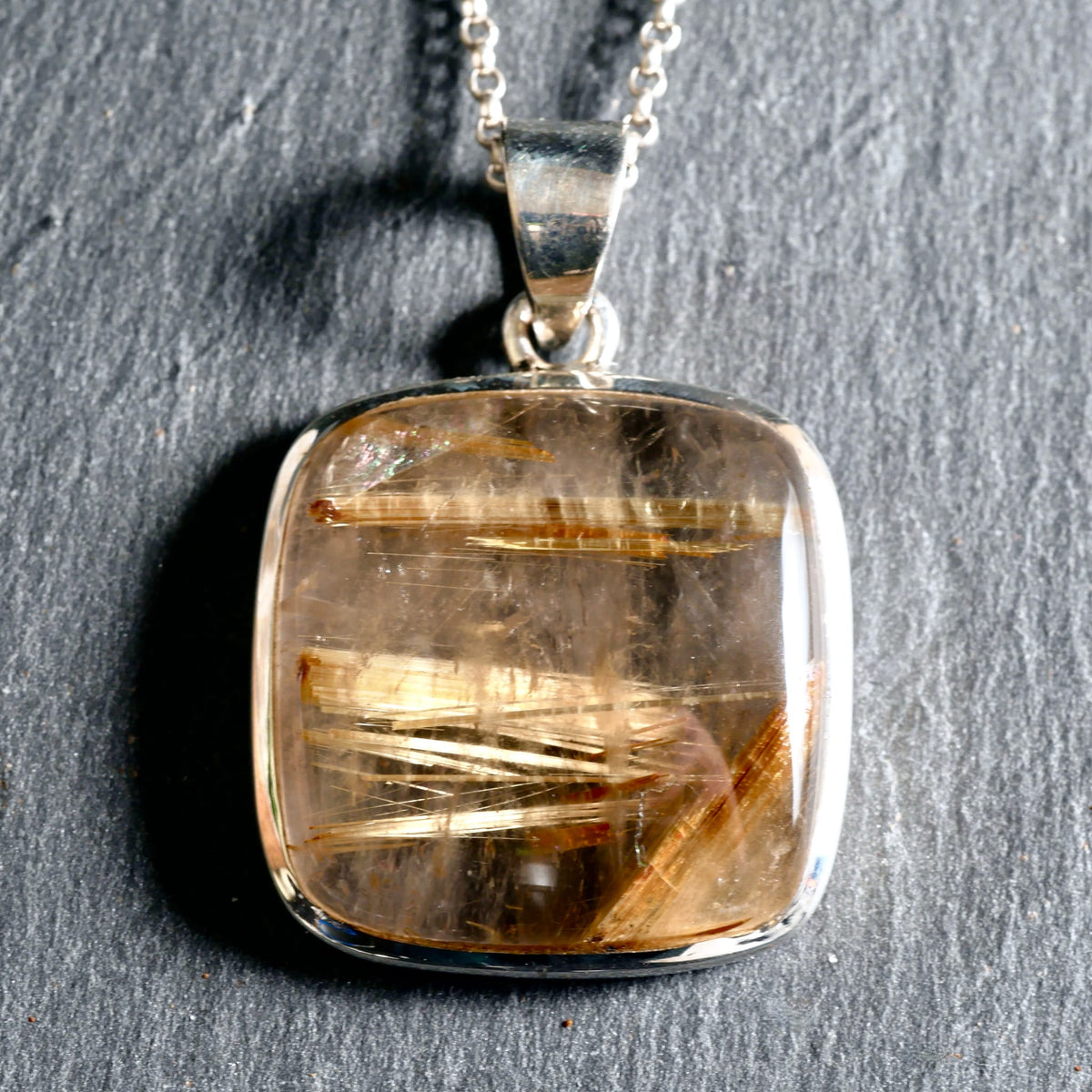Goldrutilquarz | Halskette | Sterlingsilber | Anhänger an Kette | Schieferhintergrund | Unikat | Happy Minerals