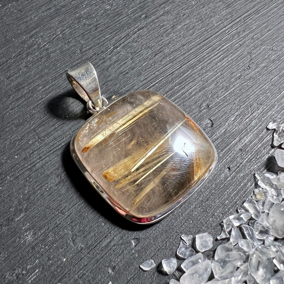 Goldrutilquarz Anhaenger, kissenfoermig poliert, goldene Nadeleinschluesse in Silberfassung | Happy Minerals