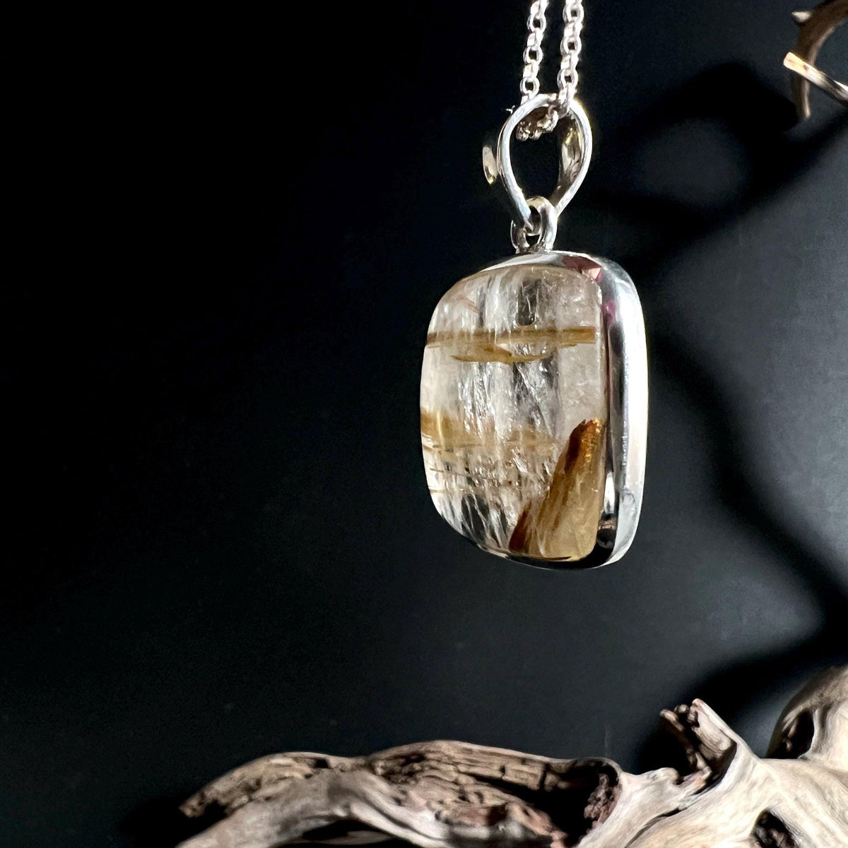 Goldrutilquarz Anhaenger mit goldbraunen Rutilnadeln in klarem Quarz, kissenfoermig in Silberfassung | Happy Minerals