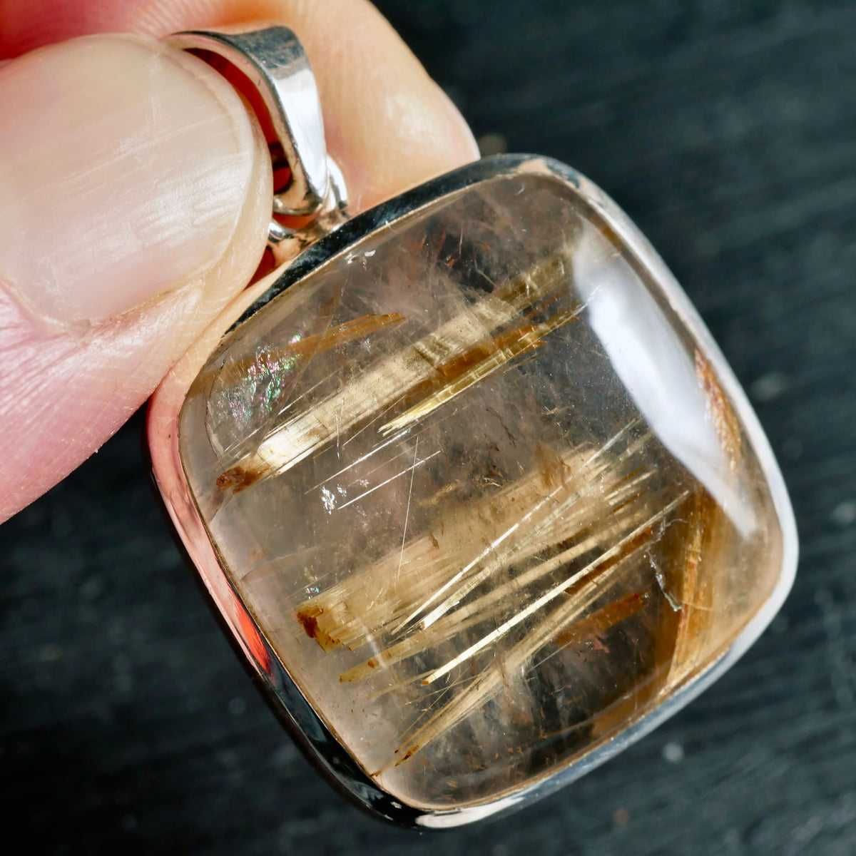 Goldrutilquarz | Makroaufnahme | goldene Nadeln | handgehalten | Sterlingsilber-Fassung | Unikat | Happy Minerals