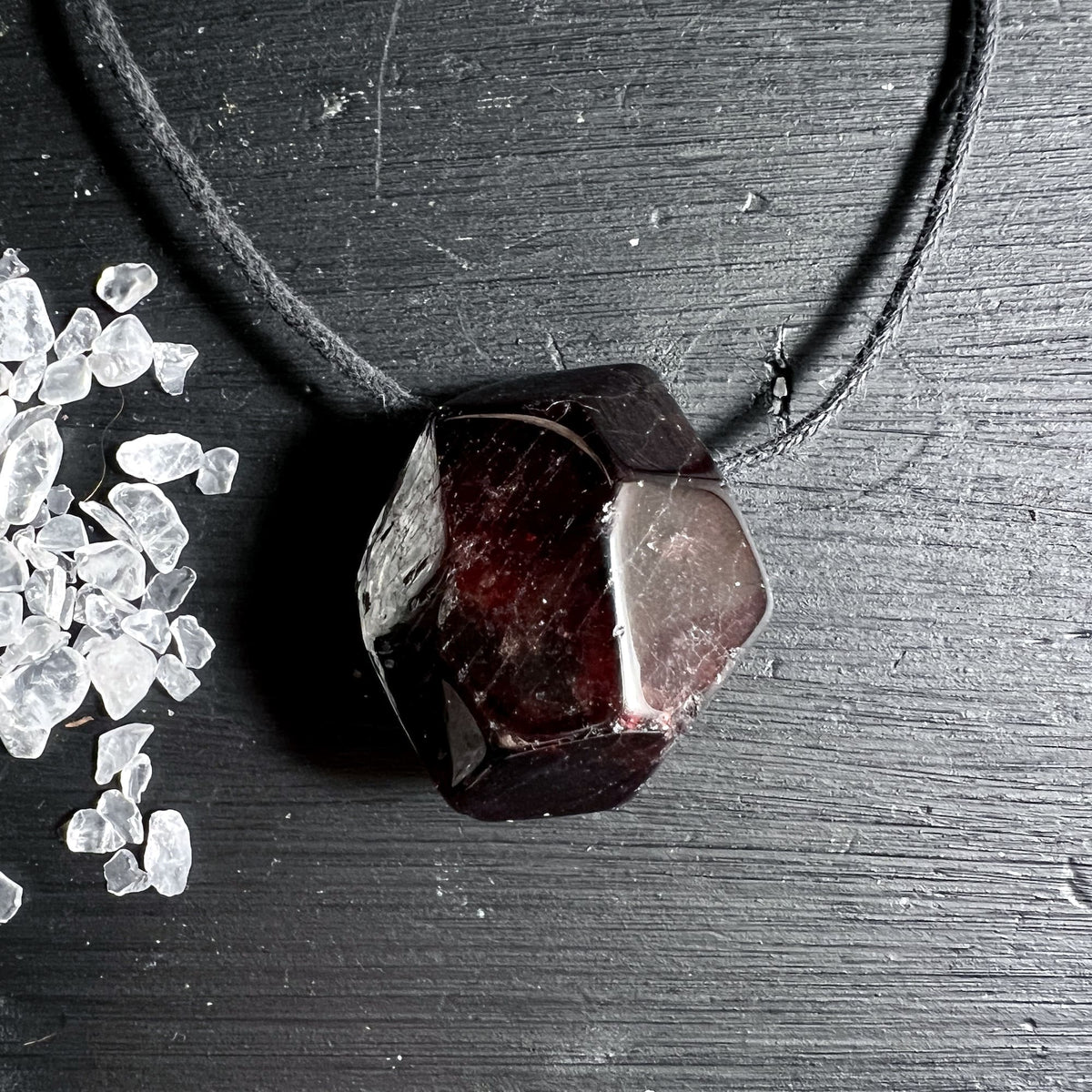 Metallfreier roter Granat Anhaenger fuer Energiearbeit und Herzchakra | Happy Minerals