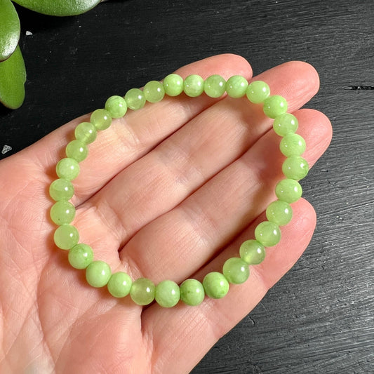 Grüner Calcit Armband | Mexiko | runde Perlen | Hand zeigt Größe | leuchtend grün | Happy Minerals