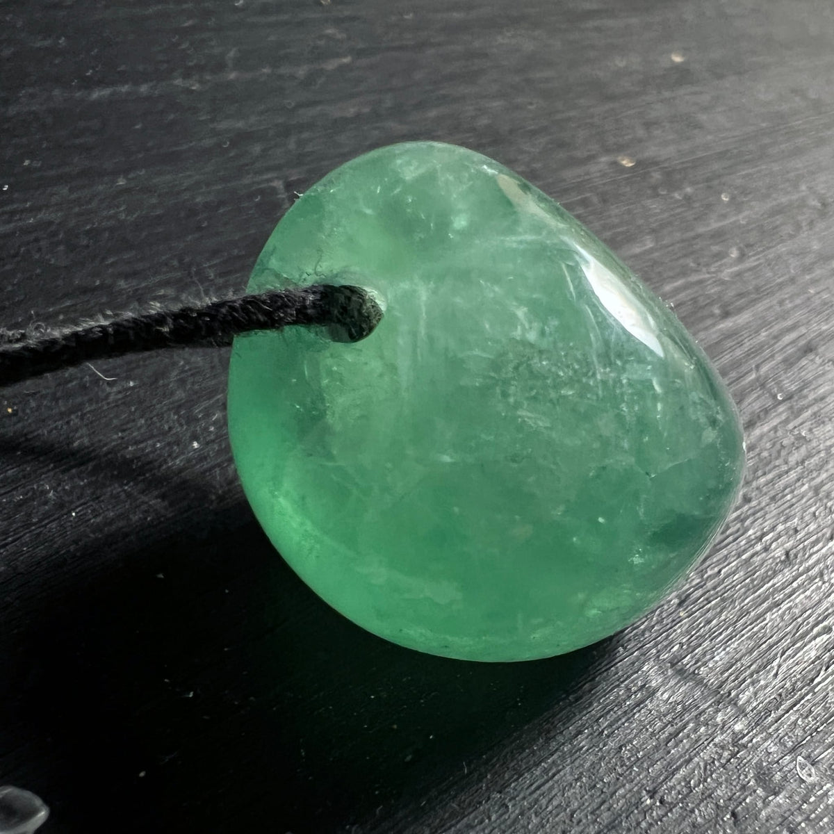 Gruener Fluorit Anhaenger, tropfenfoermig poliert, mit wolkigen hellgruenen Zonen und Glanzflaechen | Happy Minerals