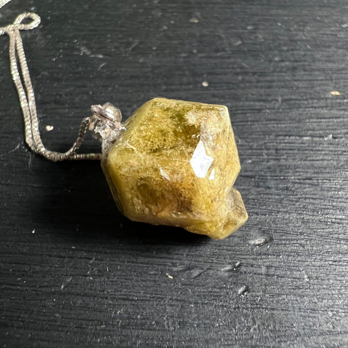 Grüner Grossular Granat | Mali Naturkristall | Liegend Unterseite mit natürlicher Form | Happy Minerals