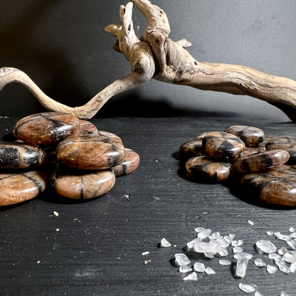 Andalusit Kreuzstein – flach und glatt poliert, ideal für unterwegs | Happy Minerals