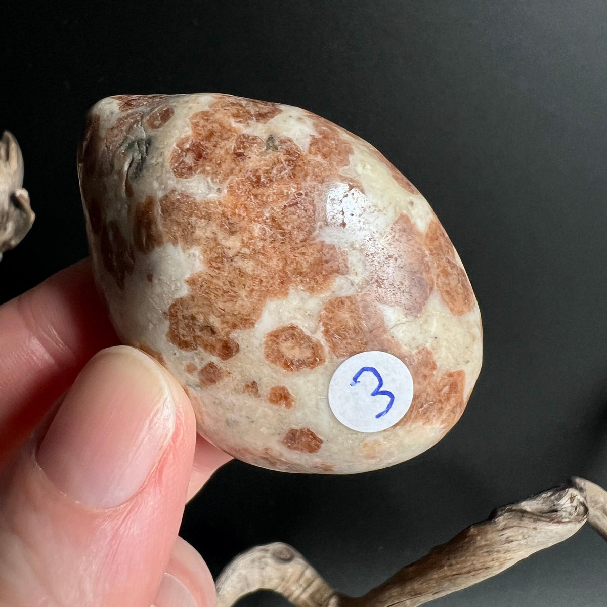 Polierter Hessonit Granat Nr 3 in eleganter Tropfenform Namibia
