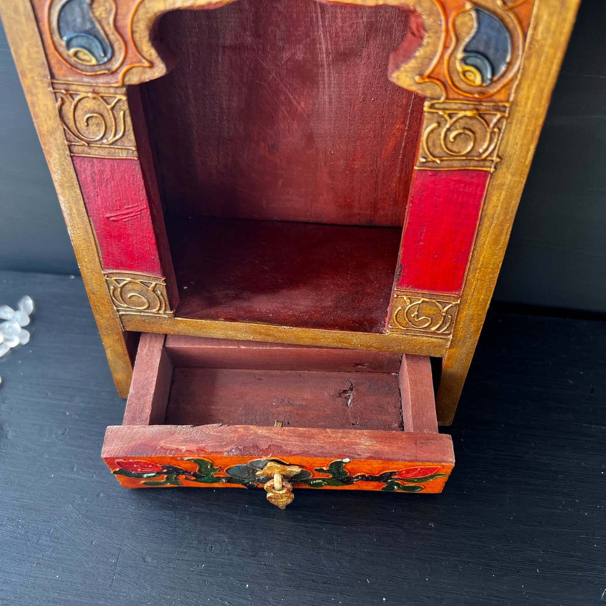 Holzaltar aus Nepal, mit kleiner Schubalde.