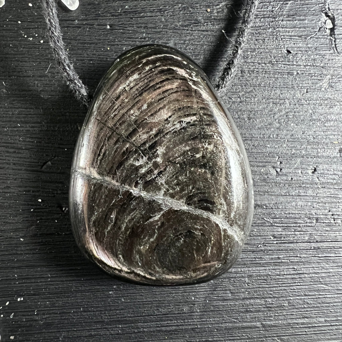 Hypersthen liegend | schimmernde Strukturen | Holzuntergrund | natürliche Maserung | Kanada | Happy Minerals