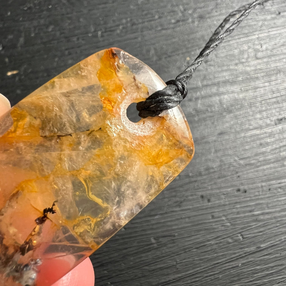 Goldener Heiler Anhänger mit Dendriten 32mm | Erdung und innere Stärke