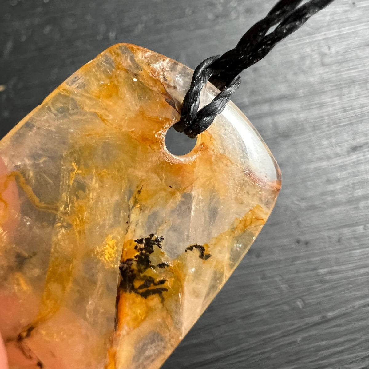 Goldener Heiler Anhänger mit Dendriten 32mm | Erdung und innere Stärke