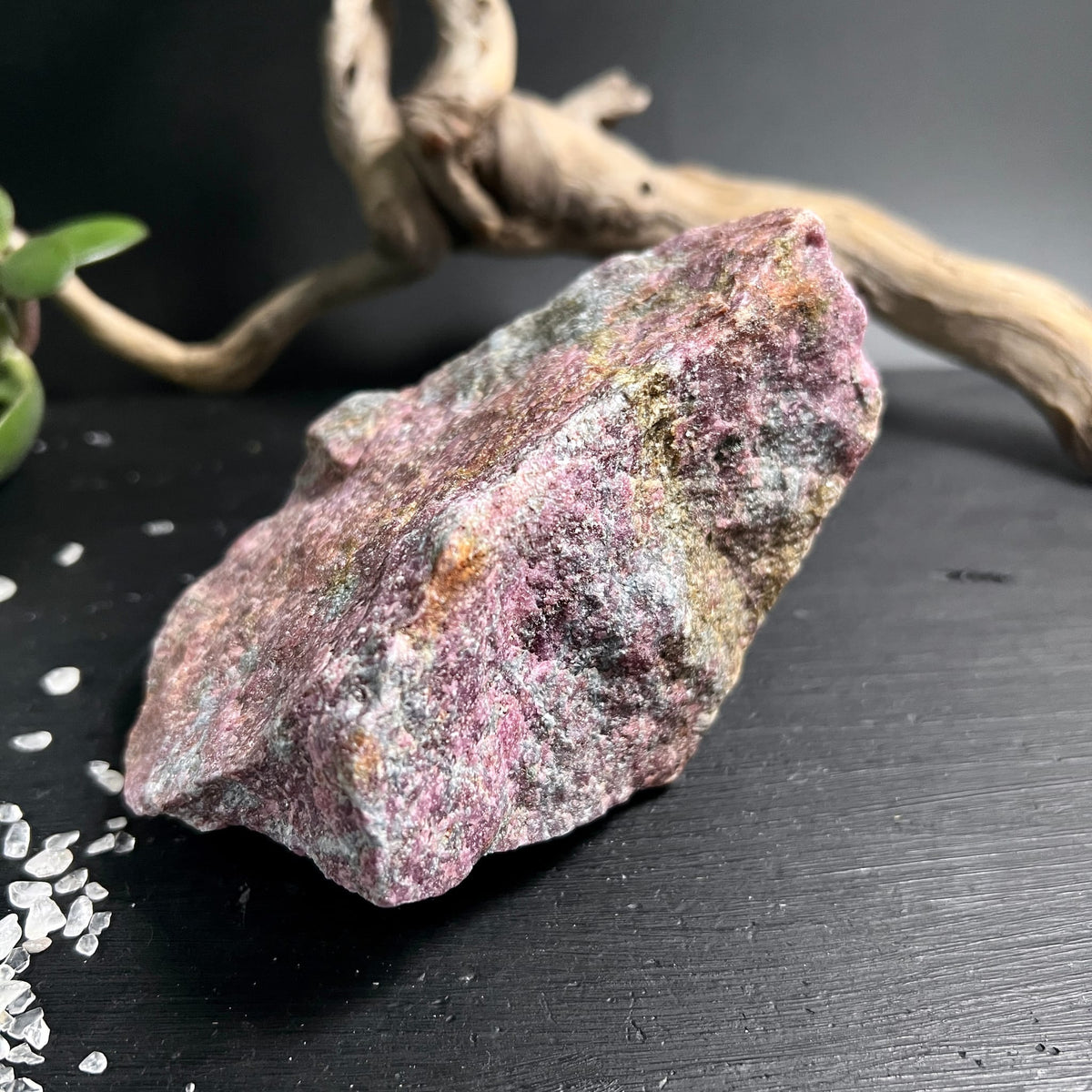 Rubin mit Kyanit Rohstein 545g | UV-reaktiv | Lebensenergie und Entscheidungshilfe