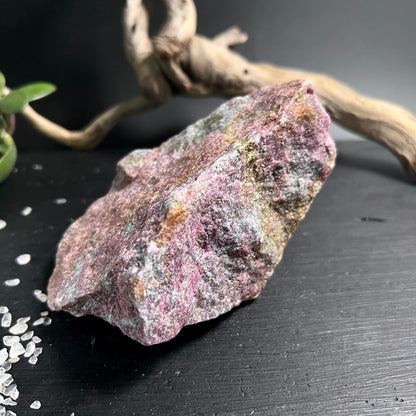 Rubin mit Kyanit Rohstein 545g | UV-reaktiv | Lebensenergie und Entscheidungshilfe