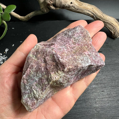 Rubin mit Kyanit Rohstein 545g | UV-reaktiv | Lebensenergie und Entscheidungshilfe