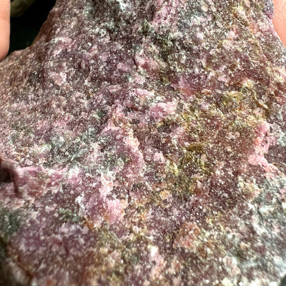 Rubin mit Kyanit Rohstein 545g | UV-reaktiv | Lebensenergie und Entscheidungshilfe