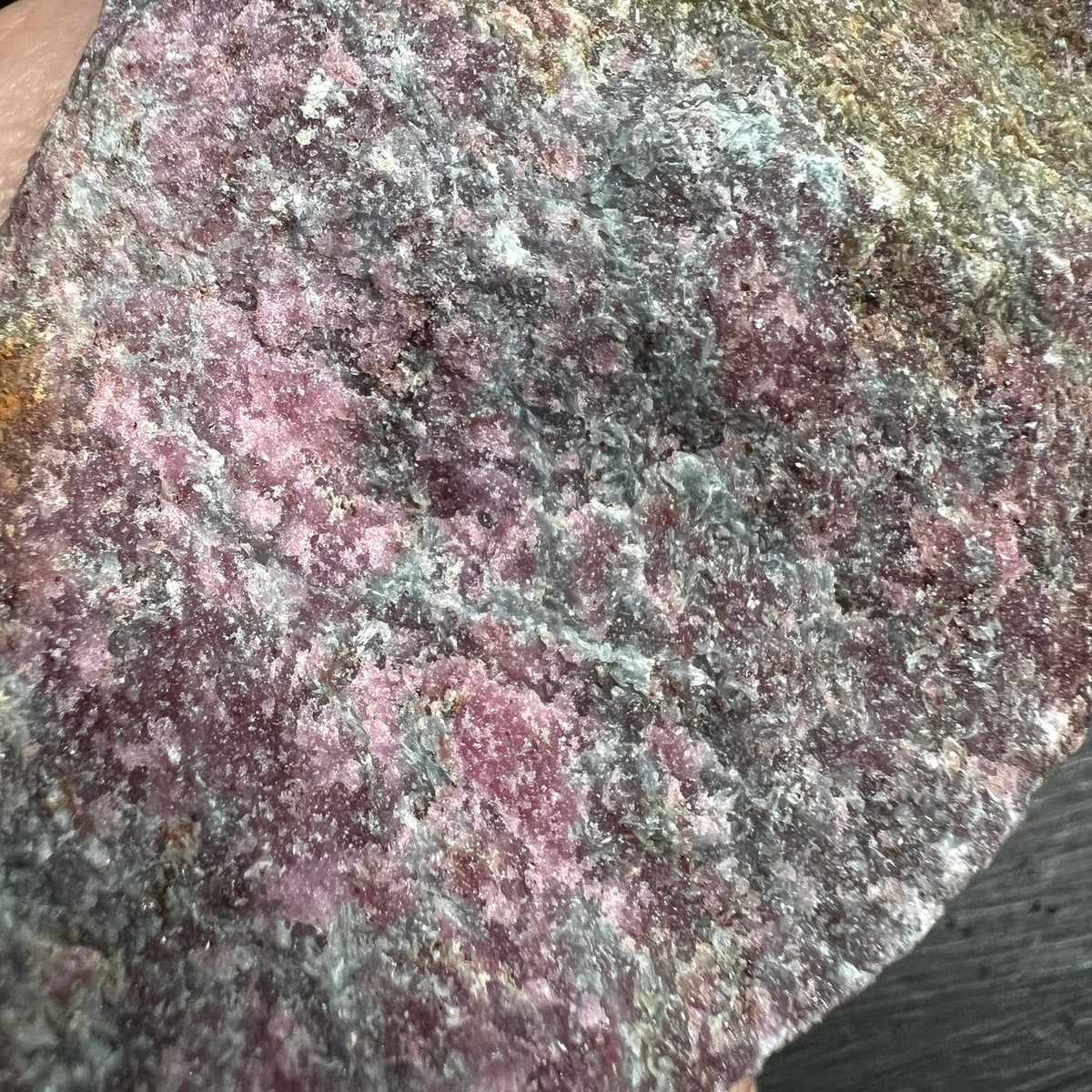 Rubin mit Kyanit Rohstein 545g | UV-reaktiv | Lebensenergie und Entscheidungshilfe