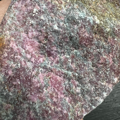 Rubin mit Kyanit Rohstein 545g | UV-reaktiv | Lebensenergie und Entscheidungshilfe
