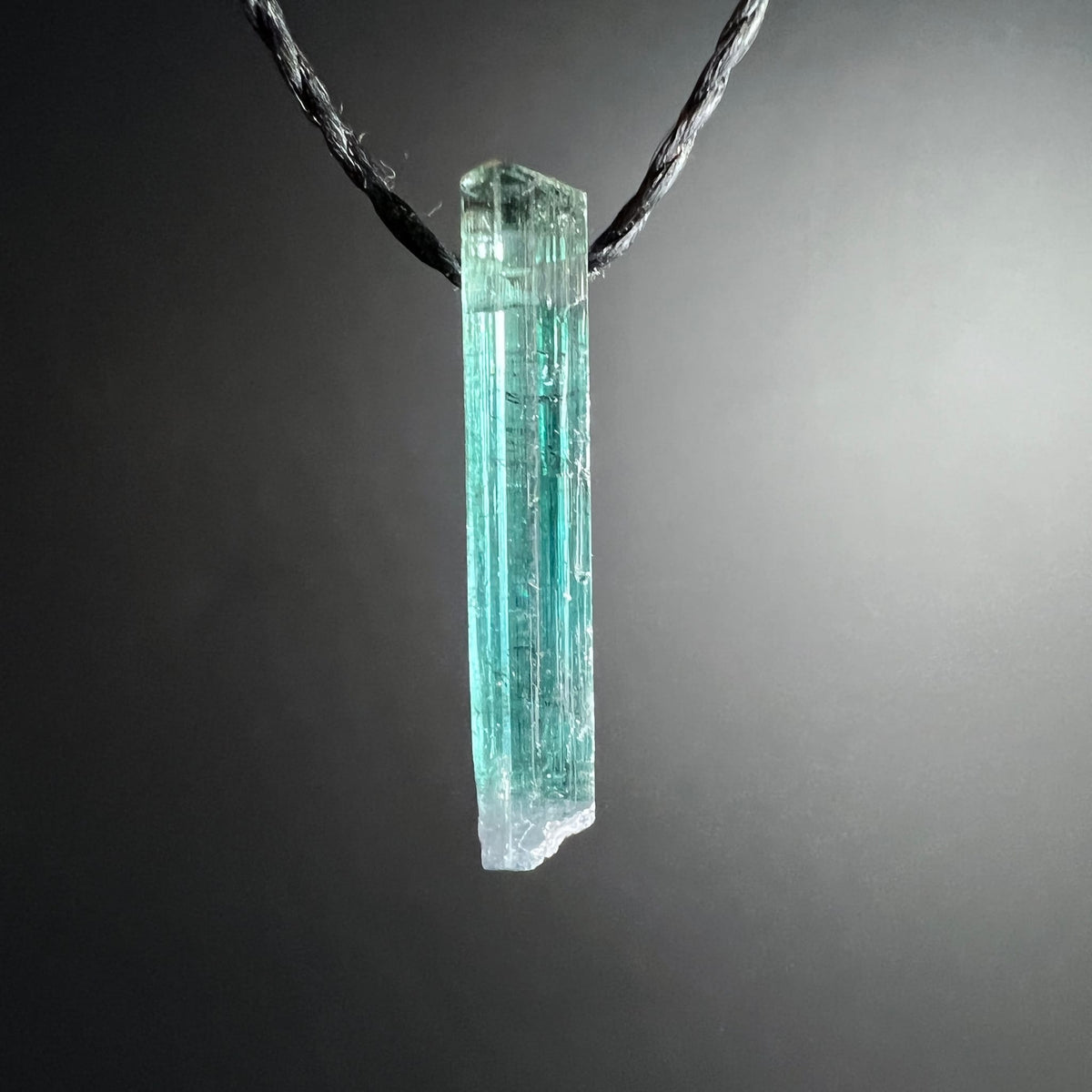 Indicolith Kristall Nahaufnahme | Intensives Blaugrün | Facettenreiche Oberfläche | Einzigartiges Unikat | Happy Minerals