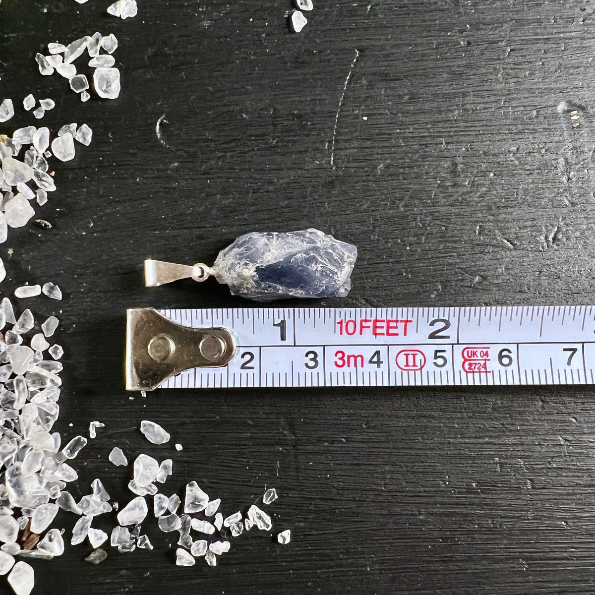 Iolith Rohstein Anhänger | Größenvergleich Maßband | violett-blau | Unikat | Happy Minerals