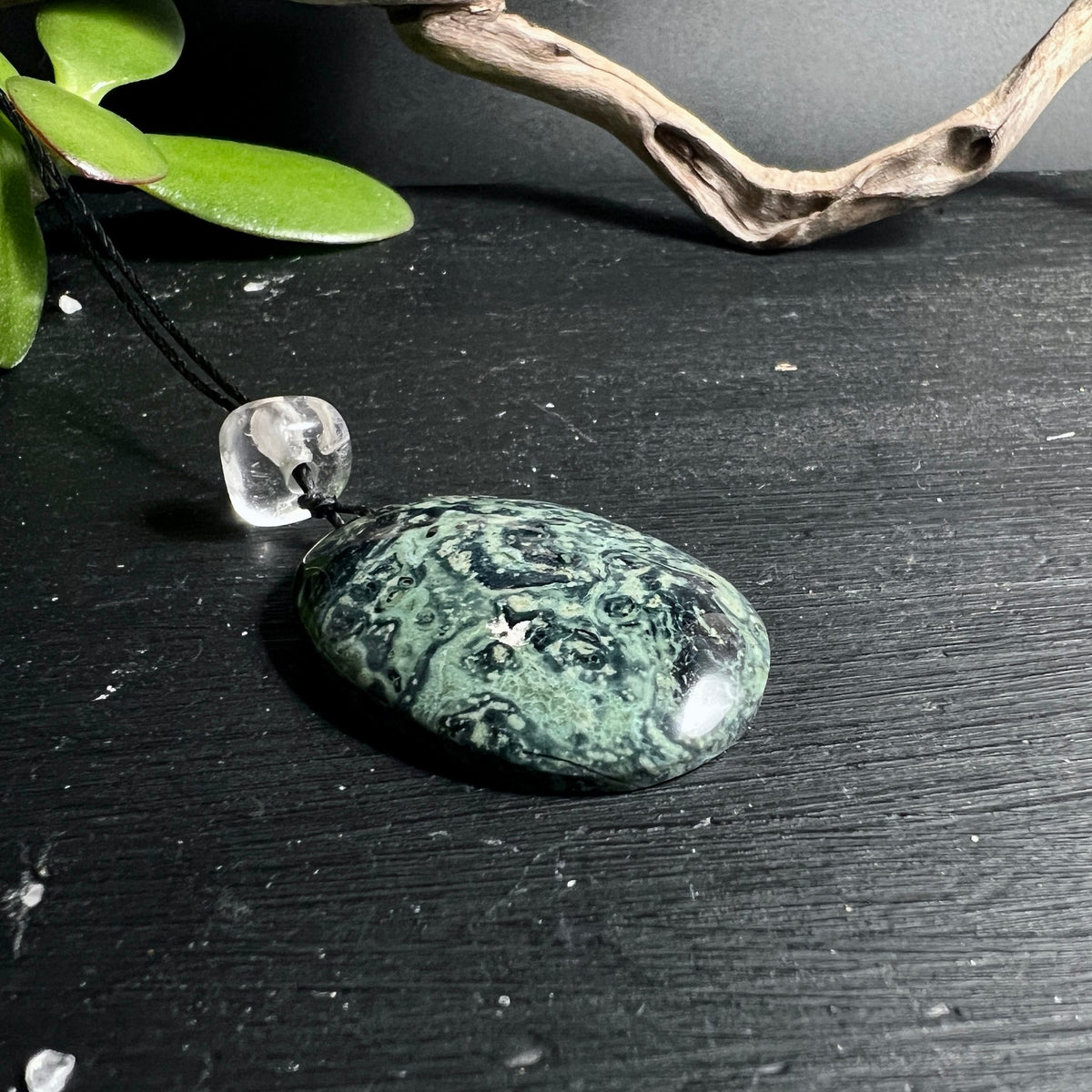 Kambaba Jaspis | liegend | grüne Pflanze | Bergkristall | schwarze Cord | natürliche Atmosphäre | Happy Minerals