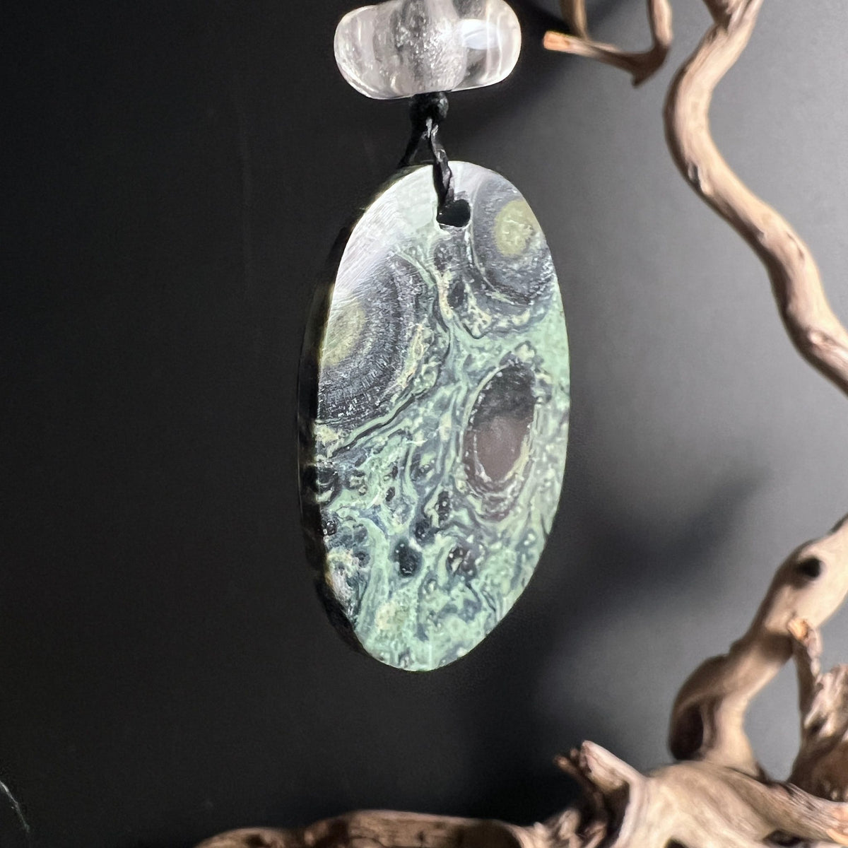 Kambaba Jaspis Rückseite | ovale Form | grau-grüne Töne | Bergkristall | organische Strukturen | Happy Minerals