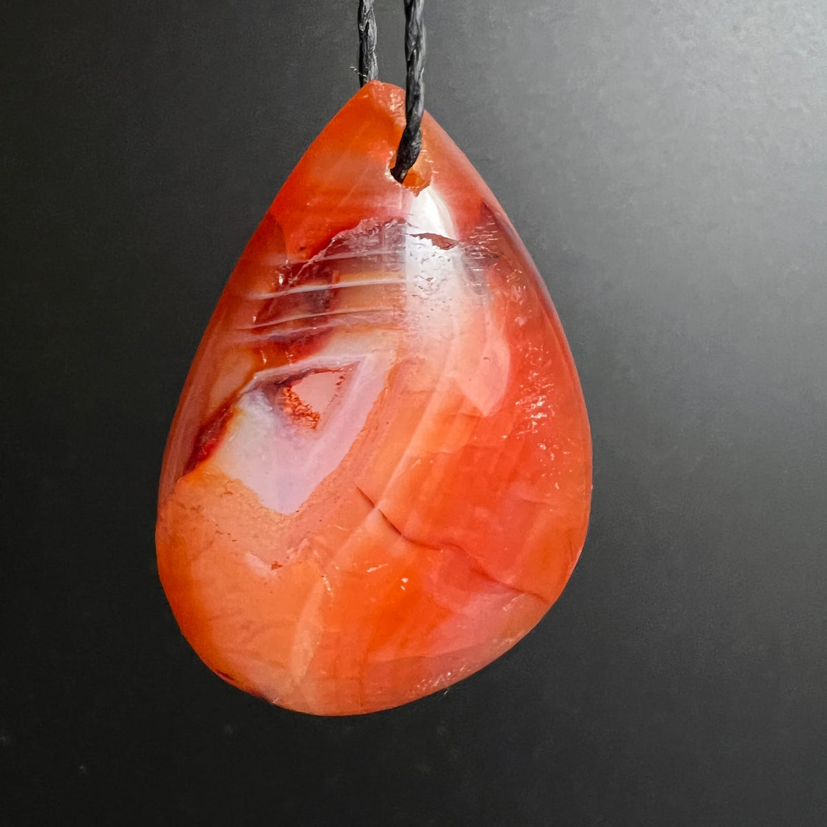 Karneol | Tropfenform | Lichtspiel | orange-rötliche Streifen | Happy Minerals