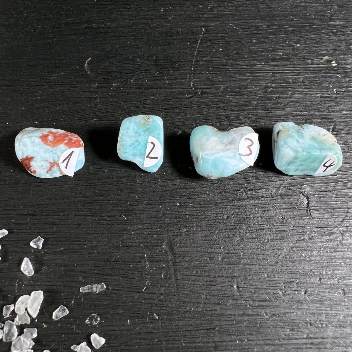 Vier Larimar Steine | sanftes Türkis und Weiß | Draufsicht | Happy Minerals