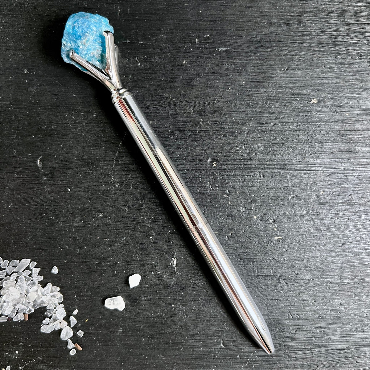 Silberner | Kugelschreiber | mit | blauem | Apatit-Rohstein | freigestellt | Happy Minerals