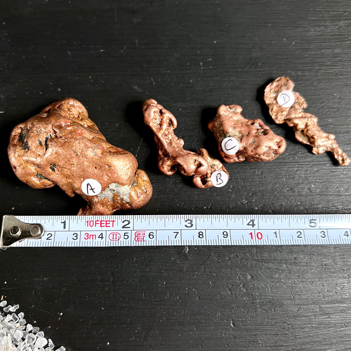 Vier glänzende Kupfer-Nuggets | Keweenaw Michigan | Größenvergleich mit Maßband | Happy Minerals