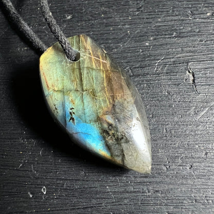 Labradorit Anhaenger tropfenfoermig, gruen-goldener Schiller mit blauem Flash, polierte Spitze | Happy Minerals