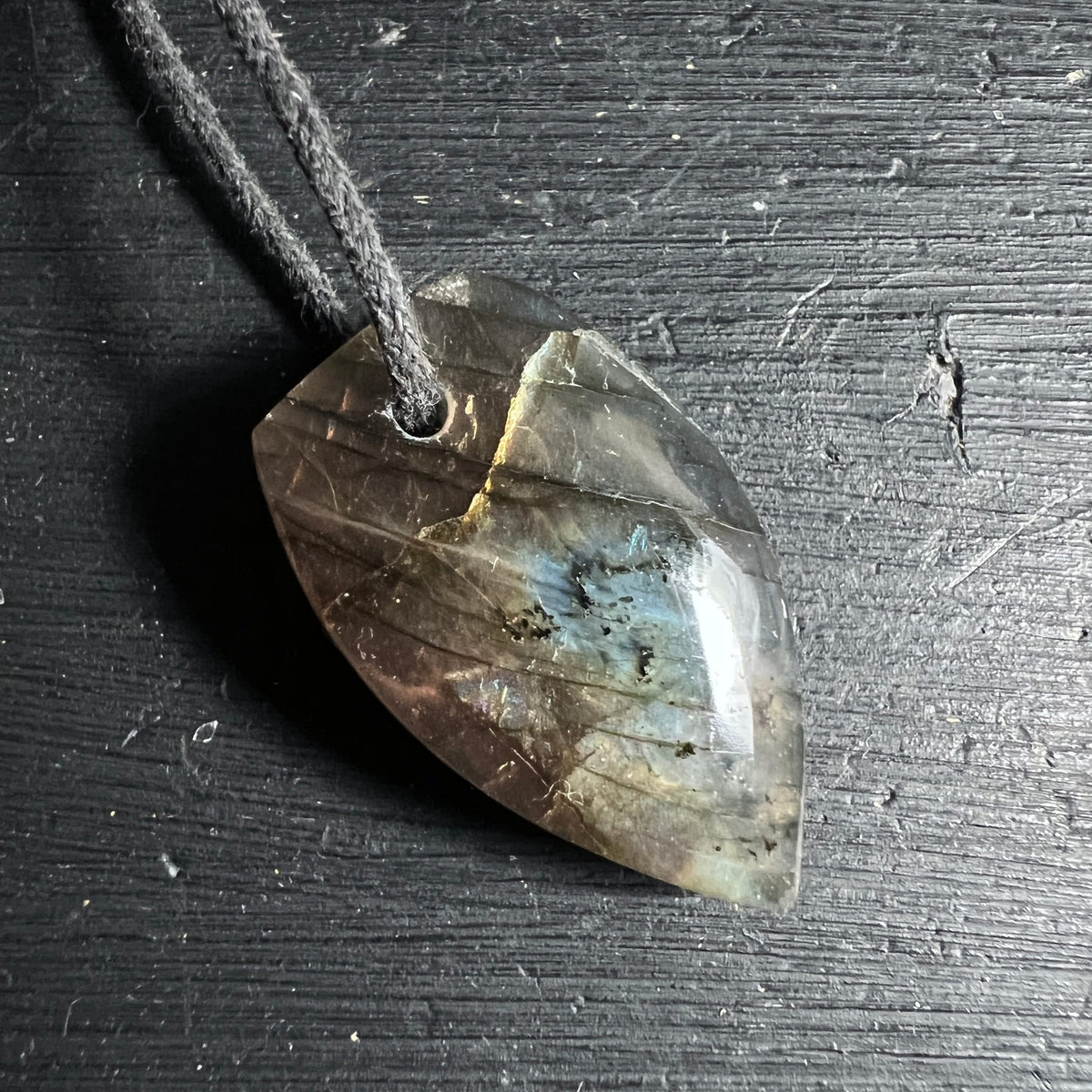 Labradorit Anhaenger Pfeilform, braun-grau mit blau-silbernem Flash und feinen Linien | Happy Minerals