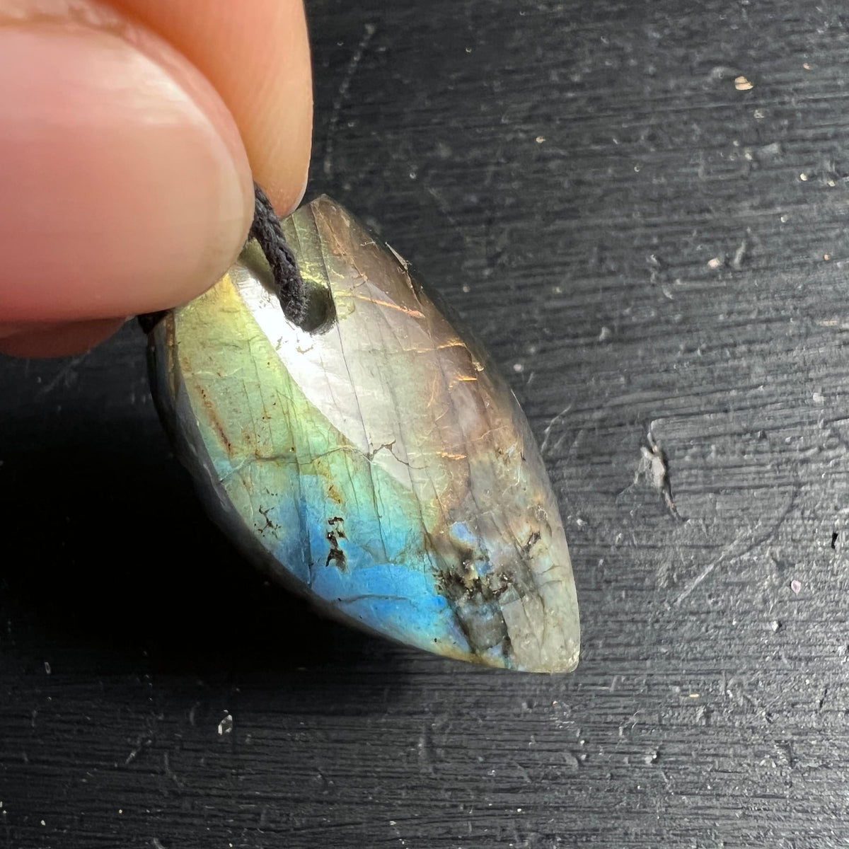 Labradorit Anhaenger Tropfenform, graubraun mit blau-gruenem Flash und feinen Glimmer-Einschluessen | Happy Minerals