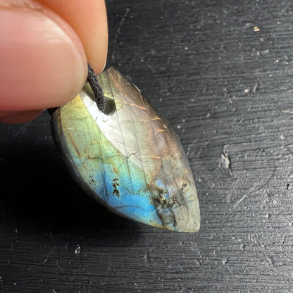 Labradorit Anhaenger Tropfenform, graubraun mit blau-gruenem Flash und feinen Glimmer-Einschluessen | Happy Minerals