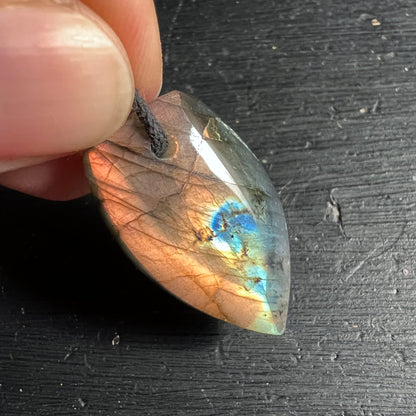 Labradorit Anhaenger in Tropfenform, poliert, mit rosa-goldenem Schimmer und blauem Flash sowie feinen Rissmustern | Happy Minerals