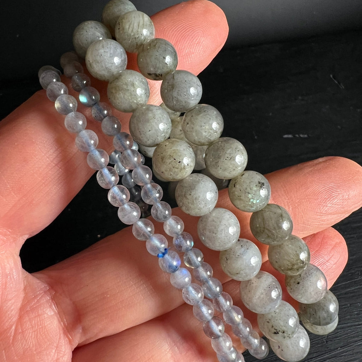 Labradorit Armbaender 4mm polierte Perlen, grau-transparent mit blauem Schimmer, auf der Hand | Happy Minerals