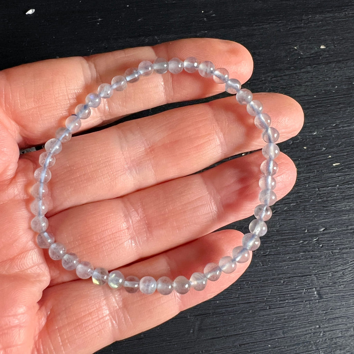 Labradorit Armband aus kleinen runden Perlen, transluzent grau-blau mit zartem Schimmer, auf Hand | Happy Minerals