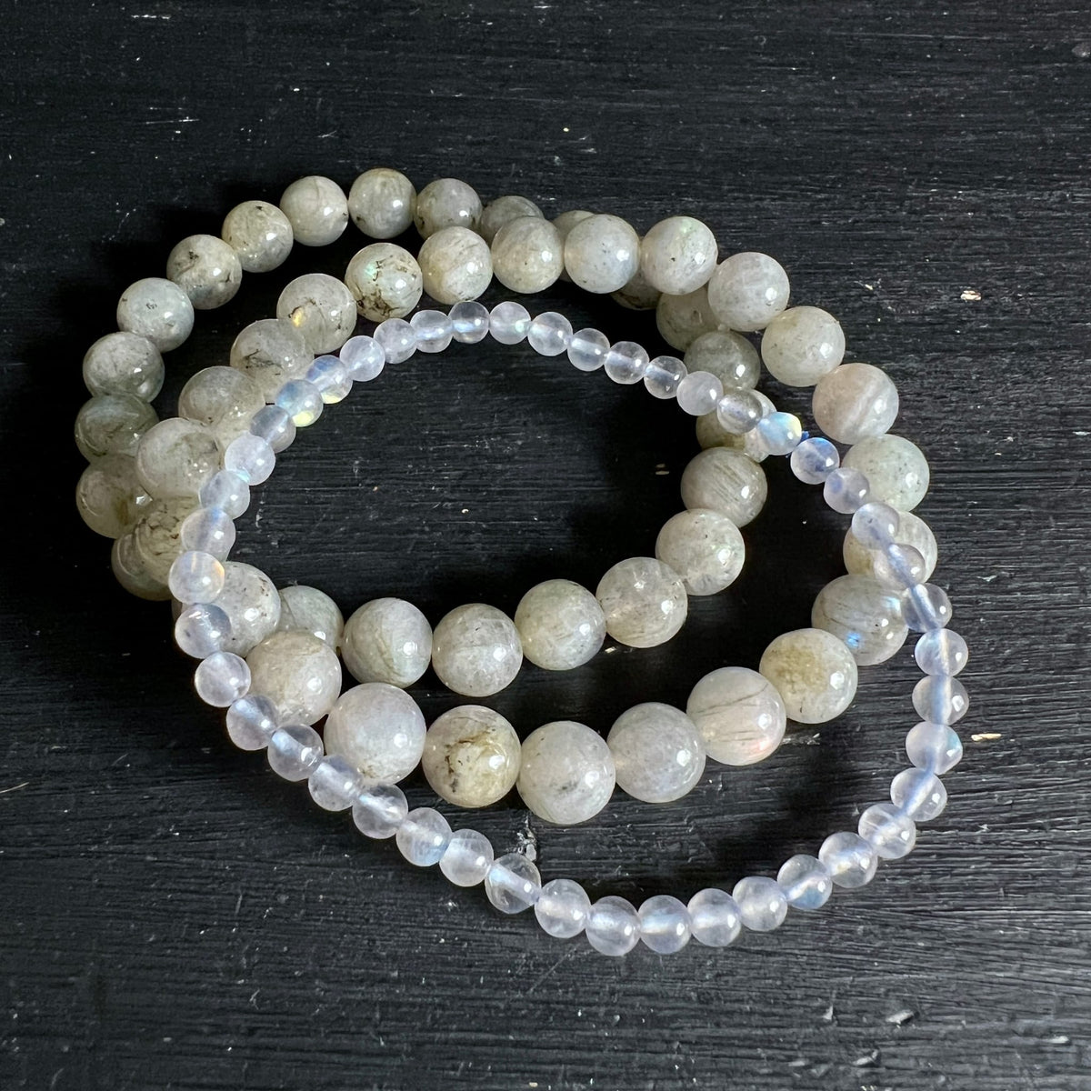 Zwei Armbaender aus polierten 4mm Perlen, graugruener Labradorit mit Schimmer und klare opalisierende Perlen | Happy Minerals