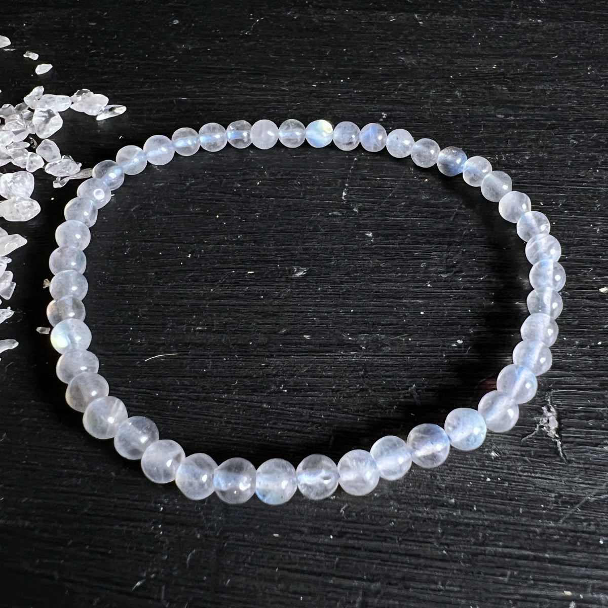 Labradorit Armband aus milchig-transparenten 4mm Perlen mit feinem blauem Schimmer | Happy Minerals
