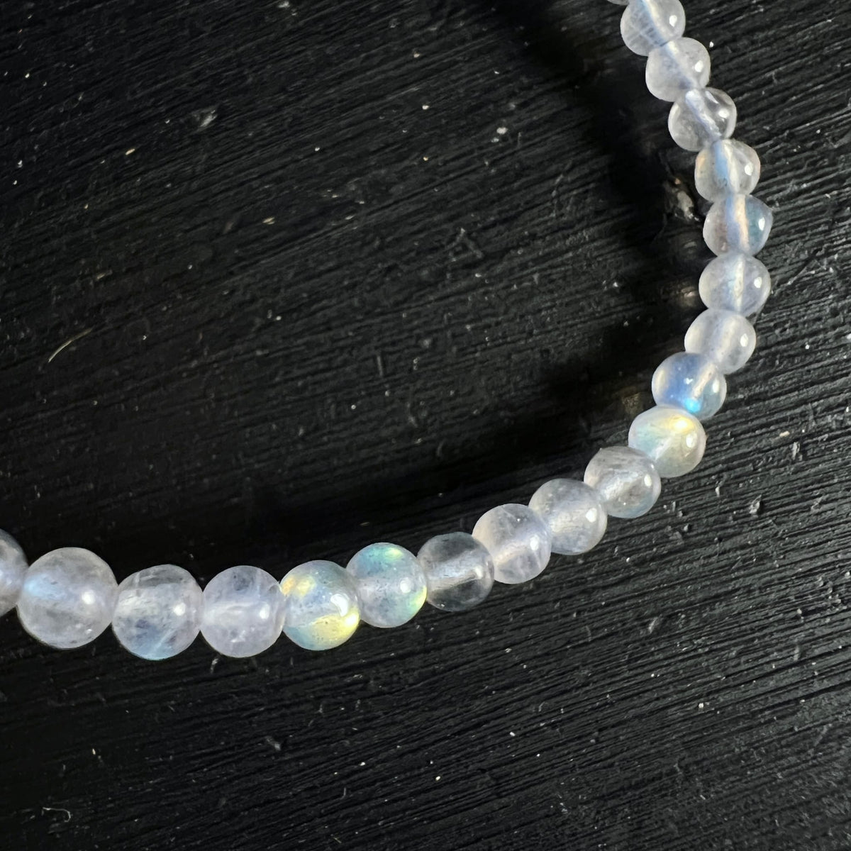 Labradorit Armband aus runden 4mm Perlen, milchig transparent mit blauem und goldenem Schimmer | Happy Minerals