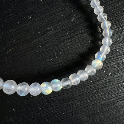 Labradorit Armband aus runden 4mm Perlen, milchig transparent mit blauem und goldenem Schimmer | Happy Minerals