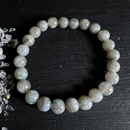 Labradorit Armband aus runden Perlen in grau-beige mit dunklen Einsprenkelungen und blauem Schimmer | Happy Minerals